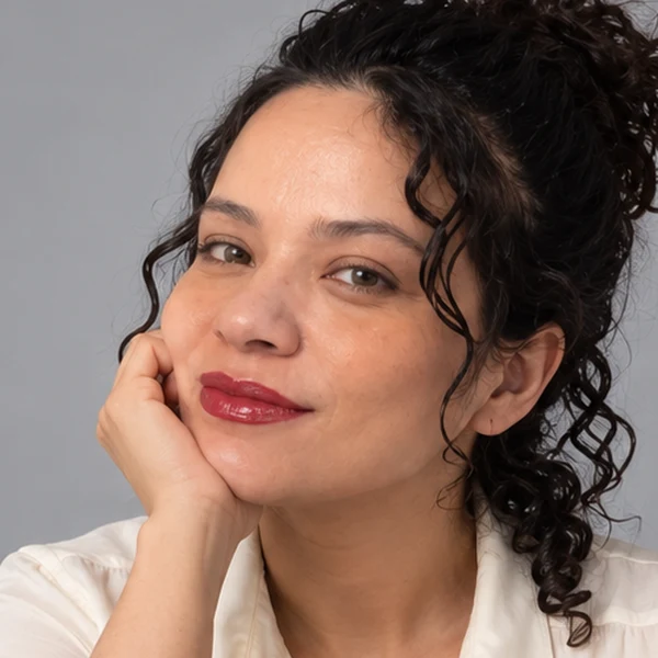 Mirian Gil, smiling, in a white shirt